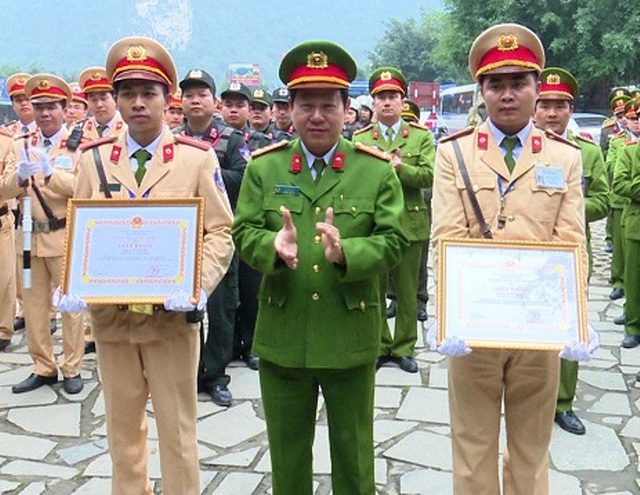 trao-giay-khen-15196479554691924139197