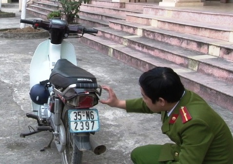 C&aacute;n-bộ-C&ocirc;ng-an-Gia-Viễn-kiểm-tra-tang-vật-