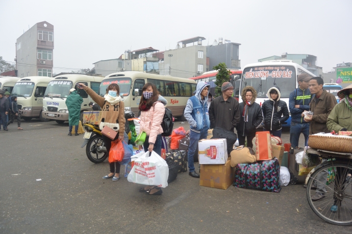 Nguoi-dan-doi-mua-un-un-ra-ben-xe-ve-que-don-tet1