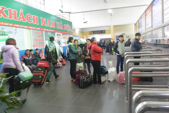 Nguoi-dan-doi-mua-un-un-ra-ben-xe-ve-que-don-tet2