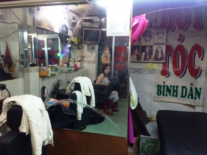 chủ tiệm t&oacute;c bị cướp