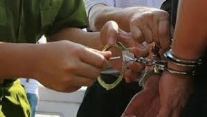 H&igrave;nh minh họa bắt chồng thư k&yacute; t&ograve;a nhận tiền chạy 