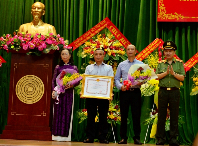 truy tặng danh hiệu anh h&ugrave;ng h&igrave;nh 1