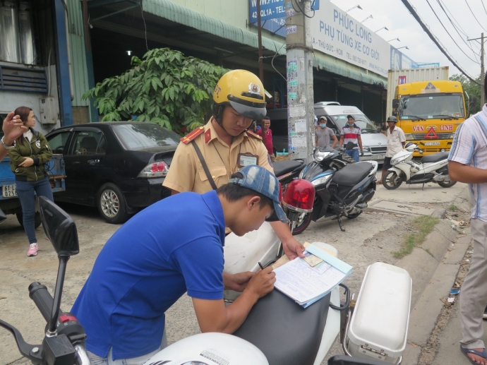 CSGT lập bi&ecirc;n bản xử phạt c&aacute;c t&agrave;i xế vi phạm