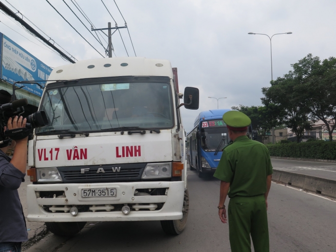 xe container đậu hết nửa đường đi để chờ v&agrave;o một c