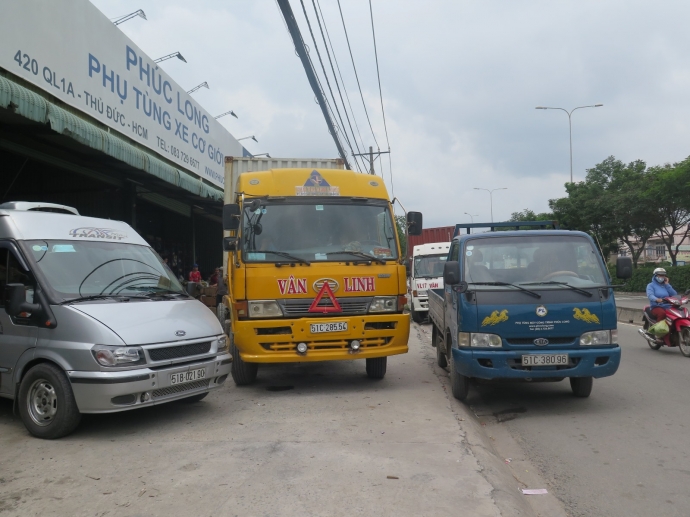 xe đậu tr&agrave;n lan trước một điểm kinh doanh