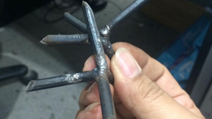 đ&acirc;m thủng lốp xe &ocirc; t&ocirc; trộm tiền