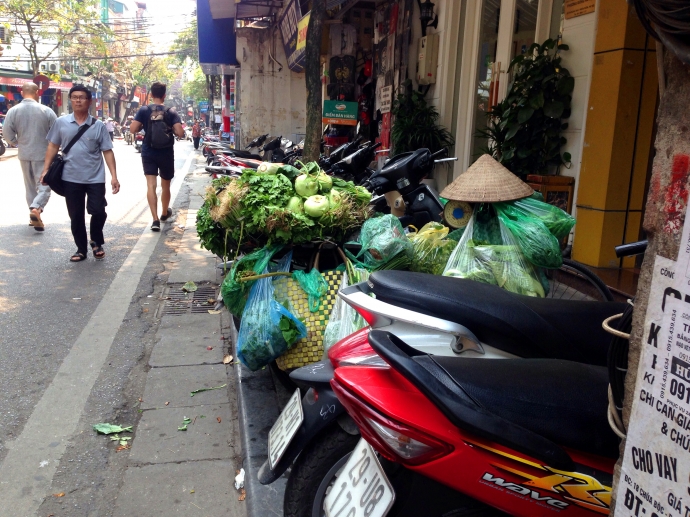 Cảnh lấn chiếm vỉa h&egrave; như thế n&agrave;y vẫn c&ograve;n xuất hiệ