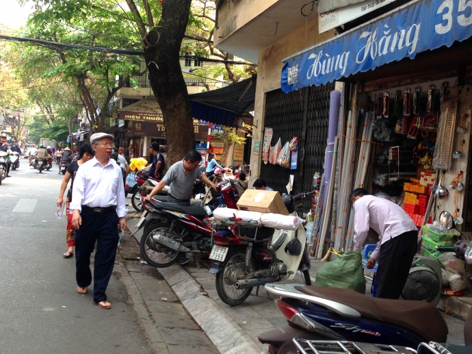 Người đi bộ phải đi xuống l&ograve;ng đường v&igrave; vỉa h&egrave; bị 