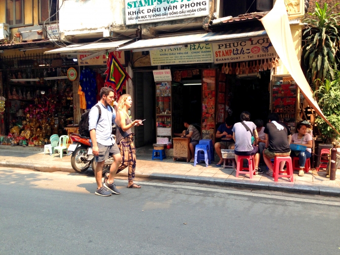 Nhiều đoạn của phố H&agrave;ng Quạt bị lấn chiếm