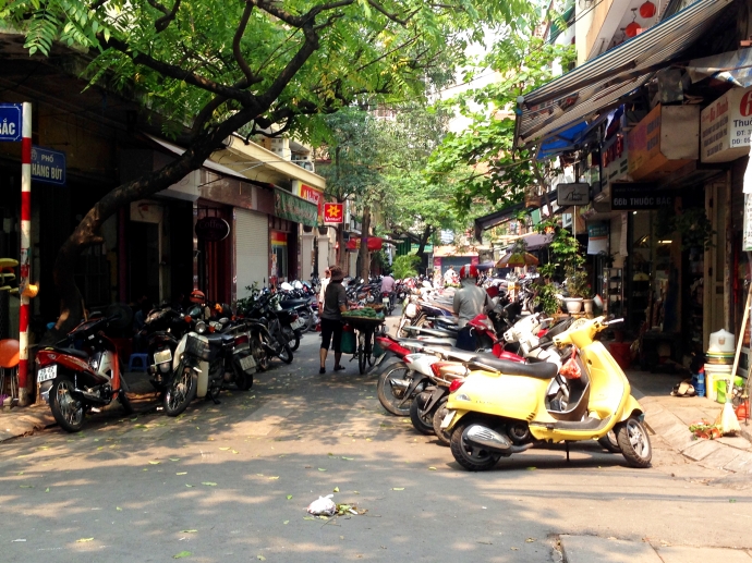 Phố H&agrave;ng B&uacute;t - vỉa h&egrave;, l&ograve;ng đường l&agrave; nơi người d&acirc;n