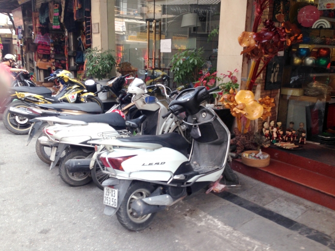 Phố T&ocirc; Lịch (quận Ho&agrave;n Kiếm) kh&ocirc;ng c&oacute; vỉa h&egrave; cho n