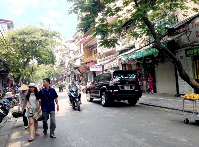 Vỉa h&egrave; biến th&agrave;nh nơi đỗ xe cho kh&aacute;ch tr&ecirc;n phố H&agrave;n