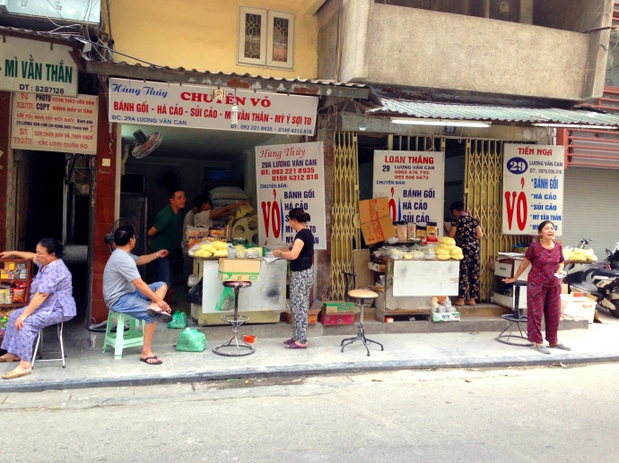 Vỉa h&egrave; nhỏ hẹp bị người d&acirc;n chiếm dụng g&acirc;y kh&oacute; khă