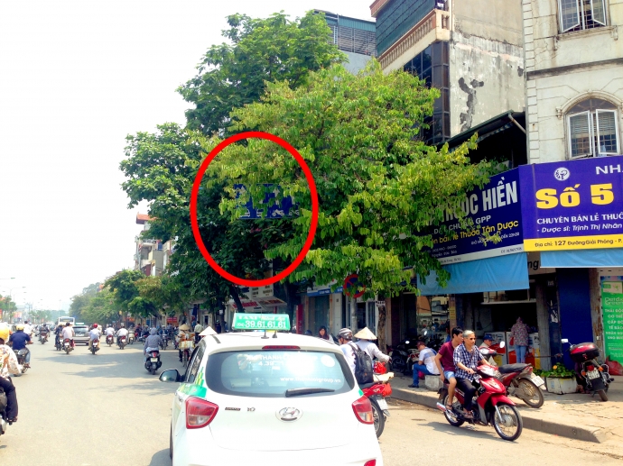 Người đi đường phải căng mắt nh&igrave;n v&igrave; biển chỉ đườn