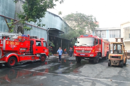 Ch&aacute;y c&ocirc;ng ty gỗ, h&agrave;ng trăm c&ocirc;ng nh&acirc;n hốt hoảng th&aacute;o chạy