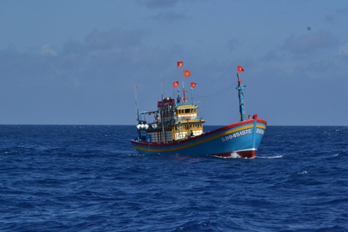 tau-ca-bi-song-danh-chim-2-thuyen-vien-mat-tich