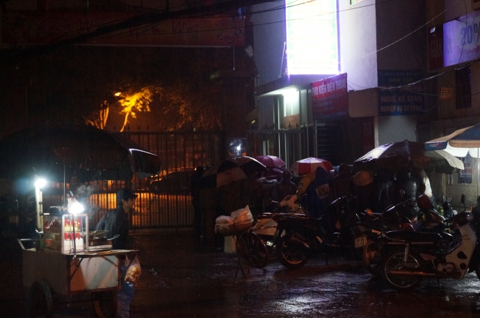 ha-noi-ca-tram-nguoi-trang-dem-doi-mua-cho-tiem-va