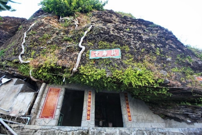 Ch&ugrave;a Hang L&yacute; Sơn