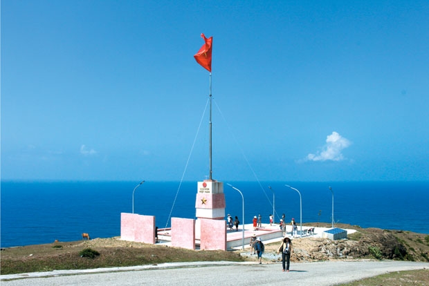 Cột cờ Tổ quốc tr&ecirc;n đỉnh Thới Lới