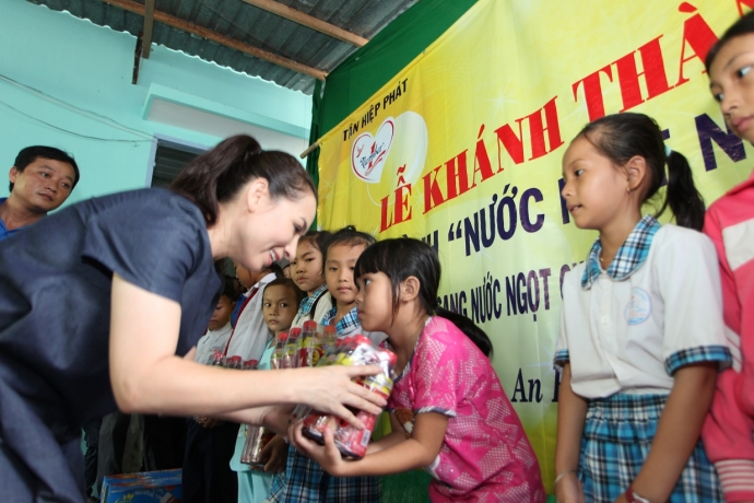 Ca sĩ Phi Nhung_Đại sứ chương tr&igrave;nh Nước ngọt nghĩ