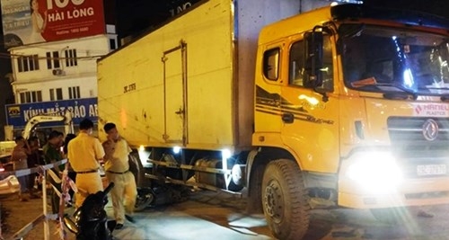 xot-long-be-gai-bo-tu-gam-xe-tai-voi-tay-ve-phia-m