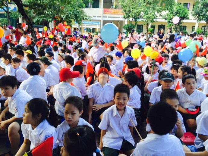 hoc sinh tieu hoc Nam Thanh Cong khai giang