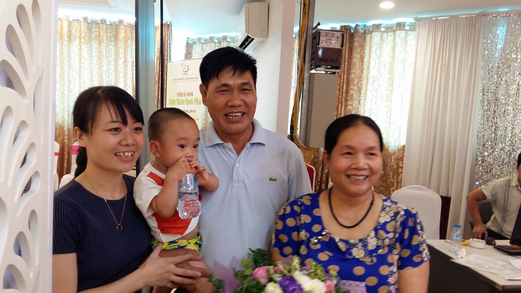 vợ chồng c&oacute; con ở tuổi 60