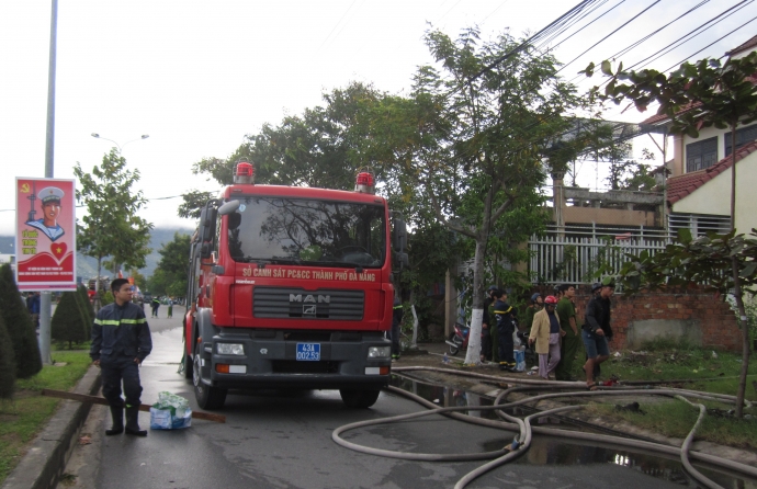 chay-salon-go-lau-doi-tai-da-nang-luc-rang-sang2.j