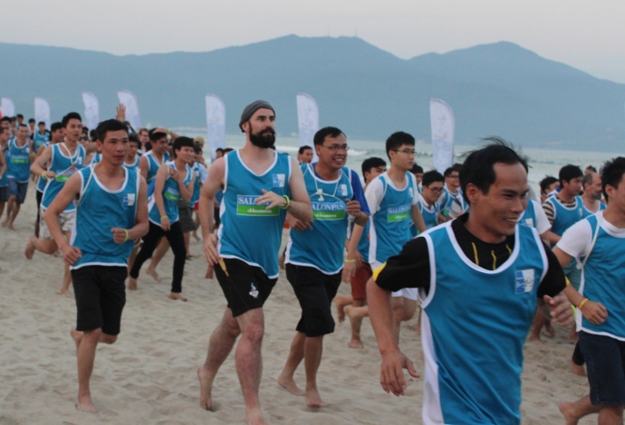 thuy-thu-clipper-cung-5000-nguoi-chay-bo-tren-bien