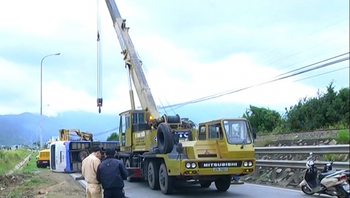 xe-cho-cong-nhan-bi-lat-tai-da-nang-la-do-tranh-xe