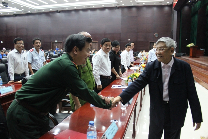 bi-thu-xuan-anh-thanh-nien-ngoi-ca-phe-nhau-nhet-n