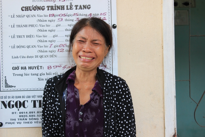 chi-bi-chat-doc-da-cam-ngo-ngac-ben-ban-tho-em-che