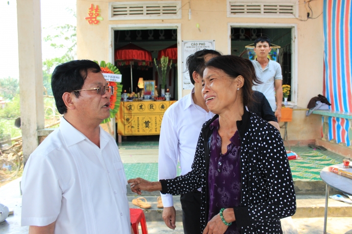 chi-bi-chat-doc-da-cam-ngo-ngac-ben-ban-tho-em-che