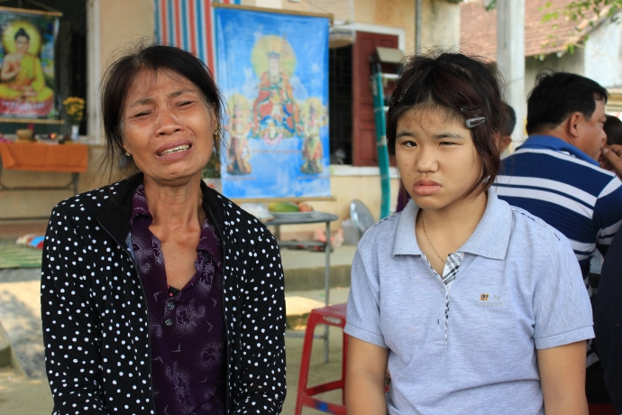 chi-bi-chat-doc-da-cam-ngo-ngac-ben-ban-tho-em-che