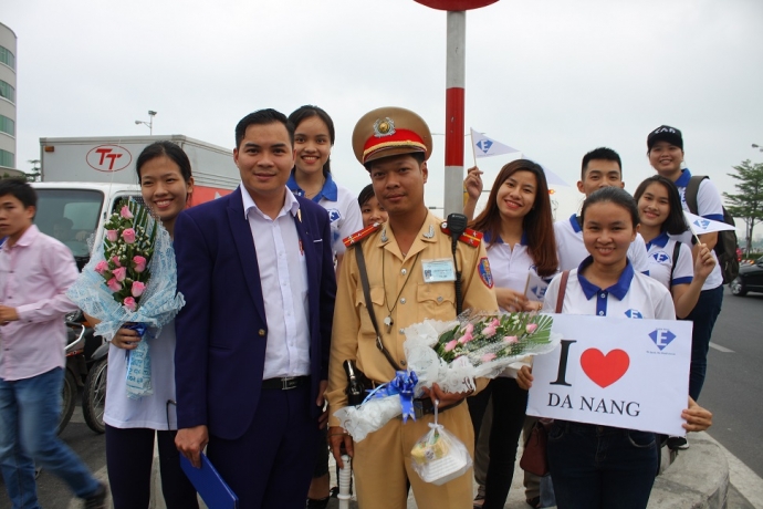 sinh-vien-da-nang-cuu-doi-cho-csgt-va-cong-nhan-mo