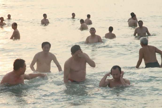 bi-thu-chu-tich-da-nang-tam-bien-cung-du-khach2.jp