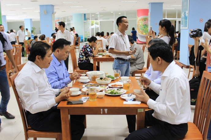 clip-lanh-dao-da-nang-cung-can-bo-cong-chuc-an-com