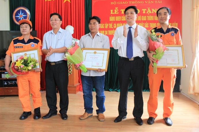 bo-gtvt-tang-bang-khen-cho-thuyen-truong-cuu-tau-b