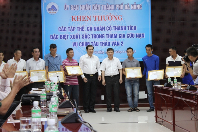 da-nang-khen-thuong-ca-nhan-xuat-sac-cuu-nguoi-vu-
