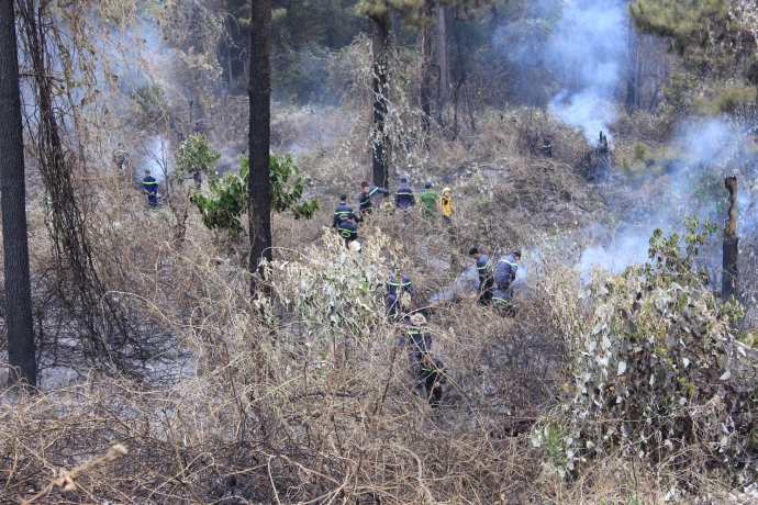 dang-chay-lon-tren-nui-hai-van-gan-700-chien-si-da