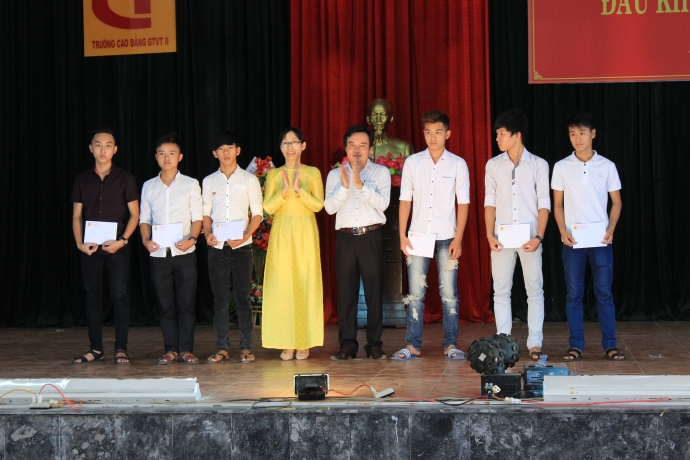 trao-100-suat-hoc-bong-cho-tan-sinh-vien-truong-cd