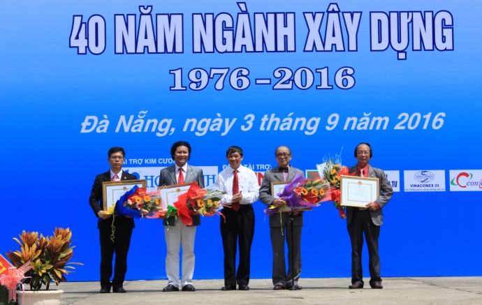 bo-gtvt-tang-bang-khen-cho-nganh-xay-dung-truong-d