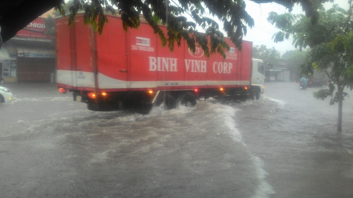 duong-pho-da-nang-thanh-song-sai-1-ngay-mua-lon1