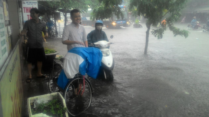 duong-pho-da-nang-thanh-song-sai-1-ngay-mua-lon4