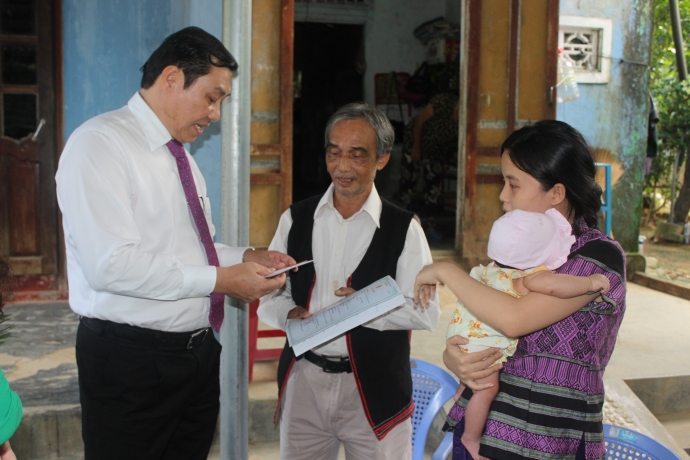 chu-tich-da-nang-den-tan-nha-trao-giay-khai-sinh-c