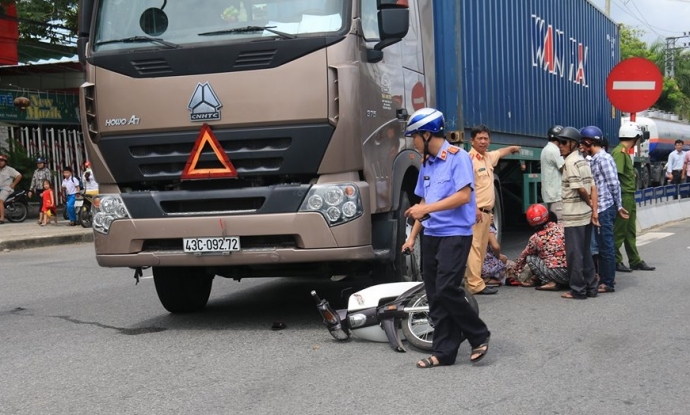 da-nang-cu-ba-chet-tham-duoi-gam-xe-container