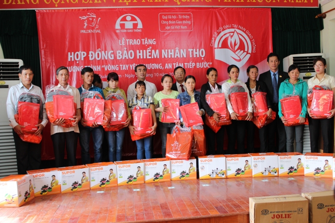 trao-1.2-ty-dong-tien-bao-hiem-cho-nan-nhan-TNGT-Q