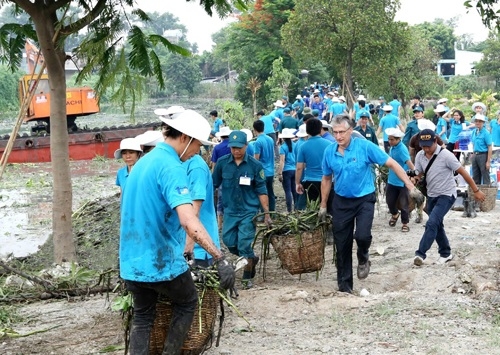 treo-cay-tia-canh-bi-thu-chi-bo-xa-nga-tu-vong