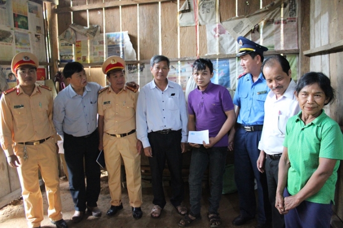 TNGT Quảng Nam trao qu&agrave;3